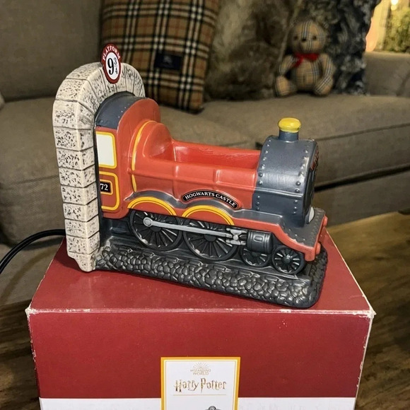 NWT SCENTSY Harry Potter Platform 9 3/4 Full Size Wax Melt Warmer Plug In - Picture 3 of 16